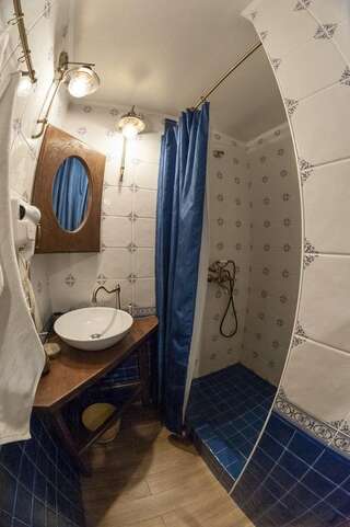 Гостевой дом Трувеллера F&F Петергоф Двухместный номер с 1 кроватью и собственной ванной комнатой-4